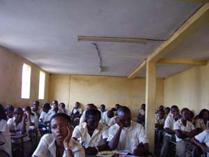 Les élèves des classes de Terminale et de Seconde littéraires du Lycée MERRY BRUCE